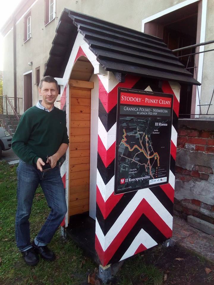 Autor (Henryk Postawka) w przed budynkiem mieszkalnym dla rodzin celników.